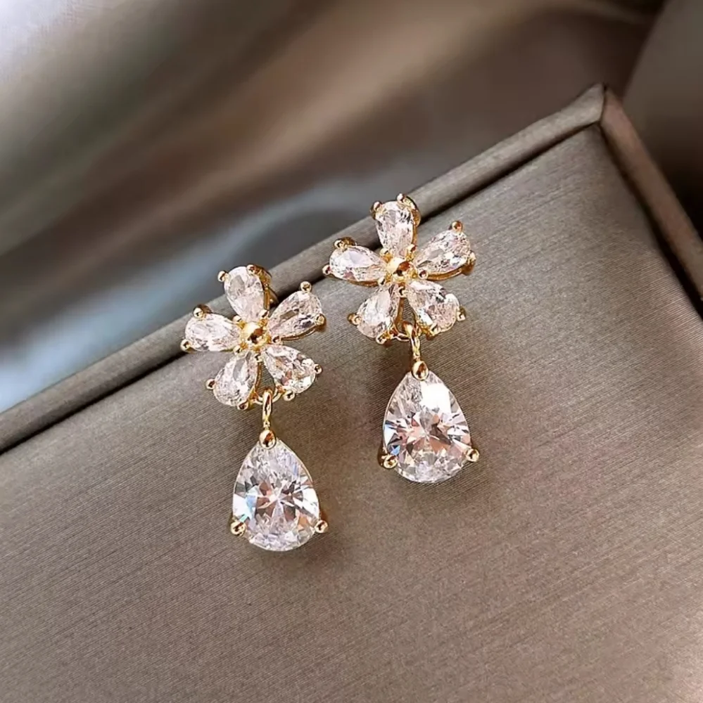 Gold Sparkling Flower Earrings